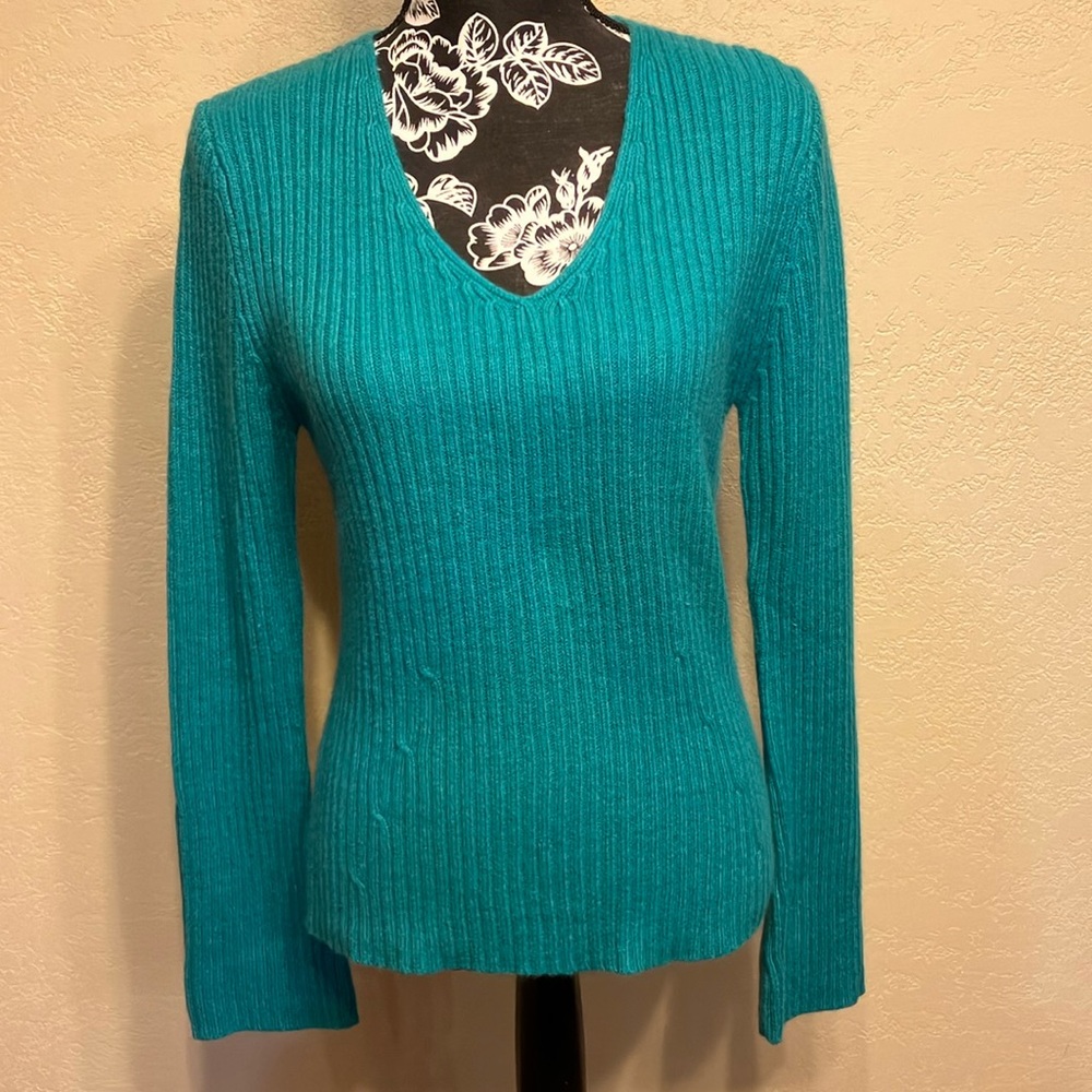 NWT M ENVISION AVENUE GREEN V NECK SWEATER WITH DECORATIVE KNIT ACCENTS